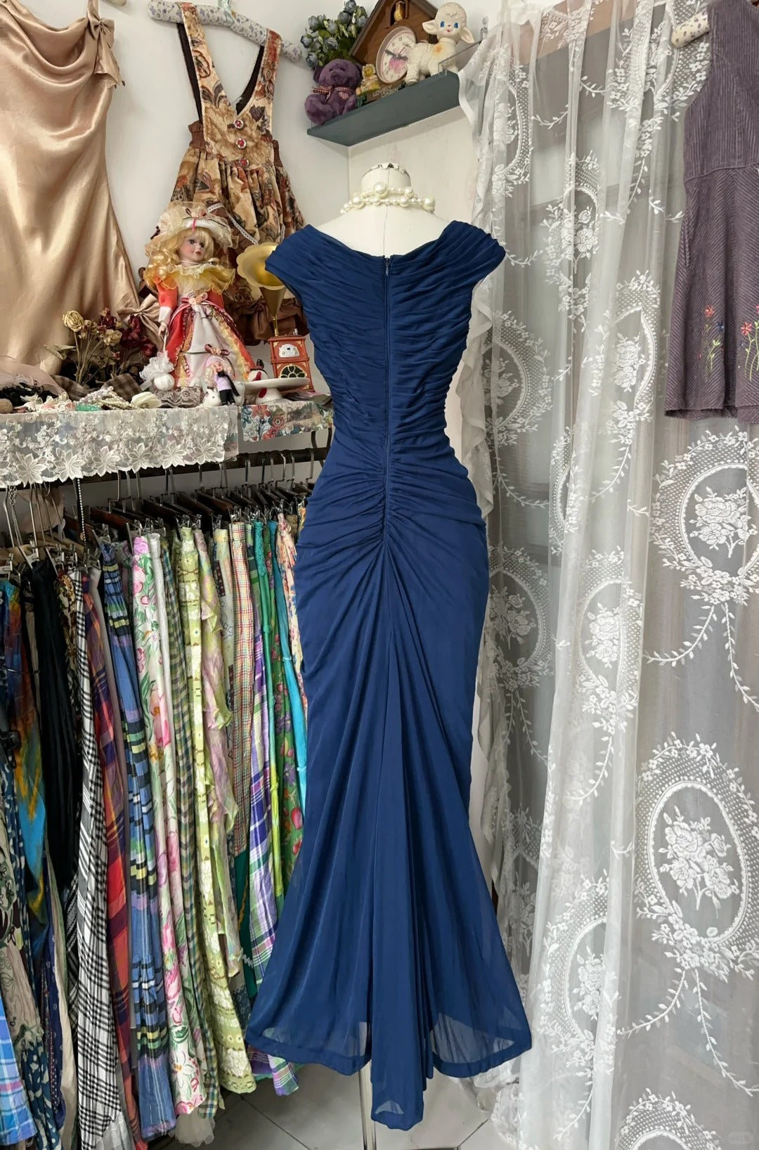 Vestido de fiesta de noche con pliegues y corte sirena en azul marino fg7385