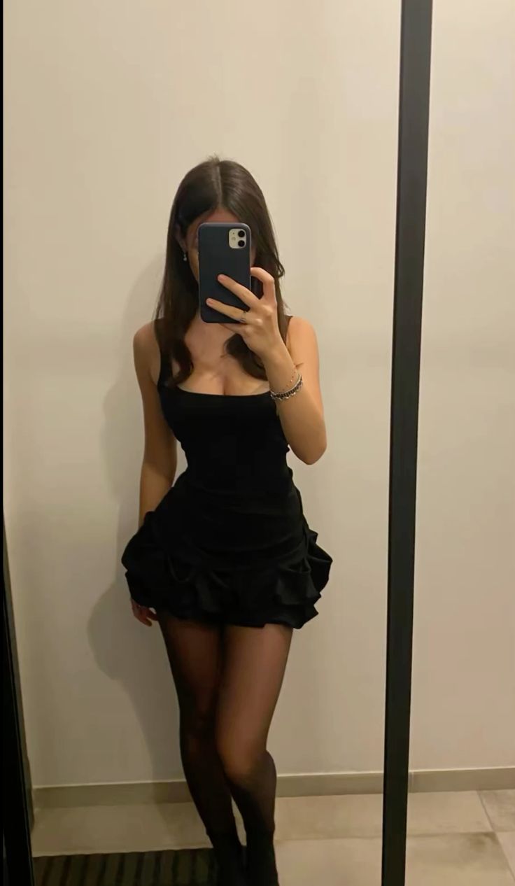 Vestidos de fiesta cortos negros sin mangas con dobladillo fruncido y corte en A fg7054