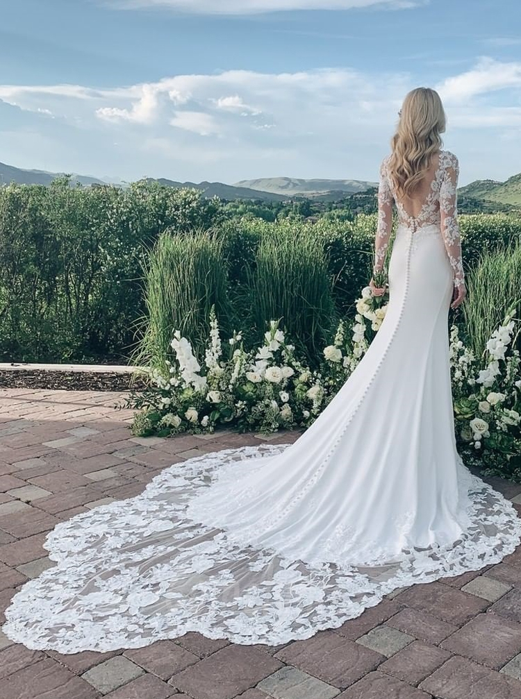 Vestido de novia de crepé elástico con cola de pétalos y espalda baja, largo hasta la capilla y mangas largas fg6562