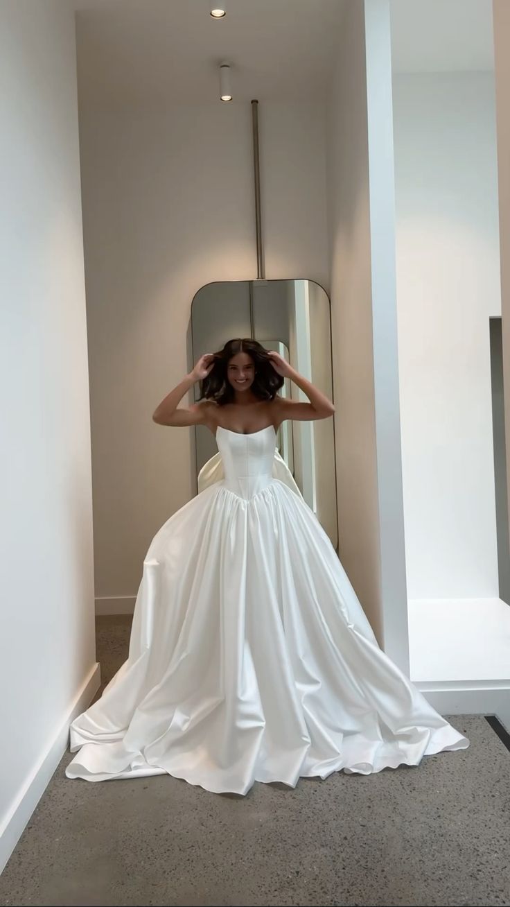 Impresionantes vestidos de novia de satén sin tirantes y con escote en V fg7290