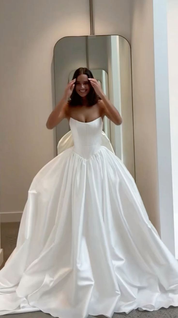 Impresionantes vestidos de novia de satén sin tirantes y con escote en V fg7290