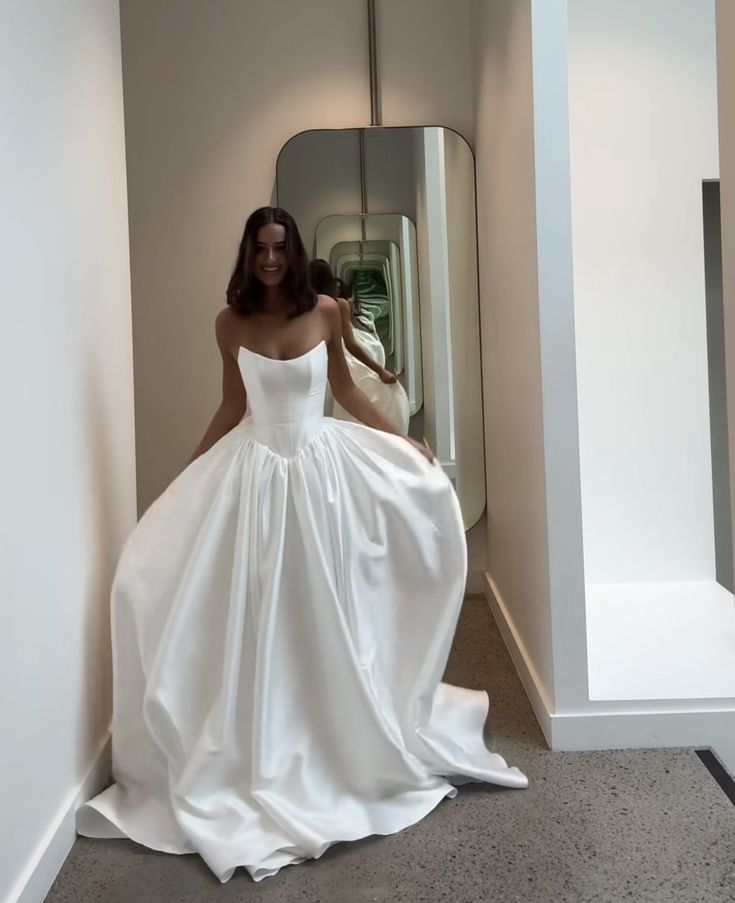 Impresionantes vestidos de novia de satén sin tirantes y con escote en V fg7290