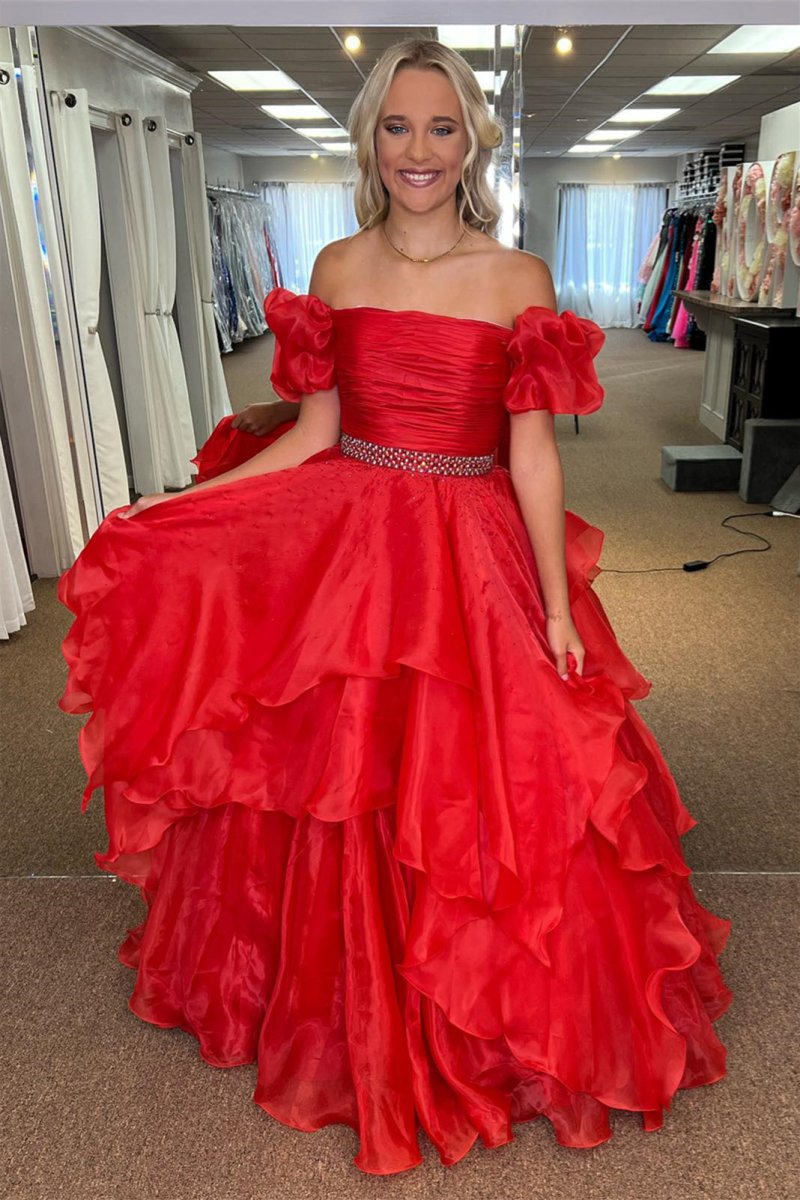 Giovanna | Vestido de fiesta largo de tul con cuentas y capas con hombros descubiertos en color rojo