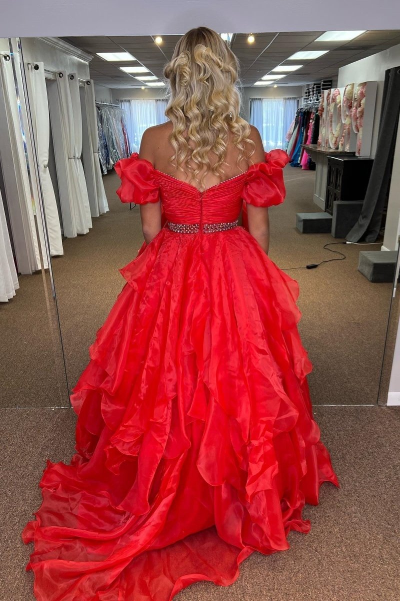 Giovanna | Vestido de fiesta largo de tul con cuentas y capas con hombros descubiertos en color rojo