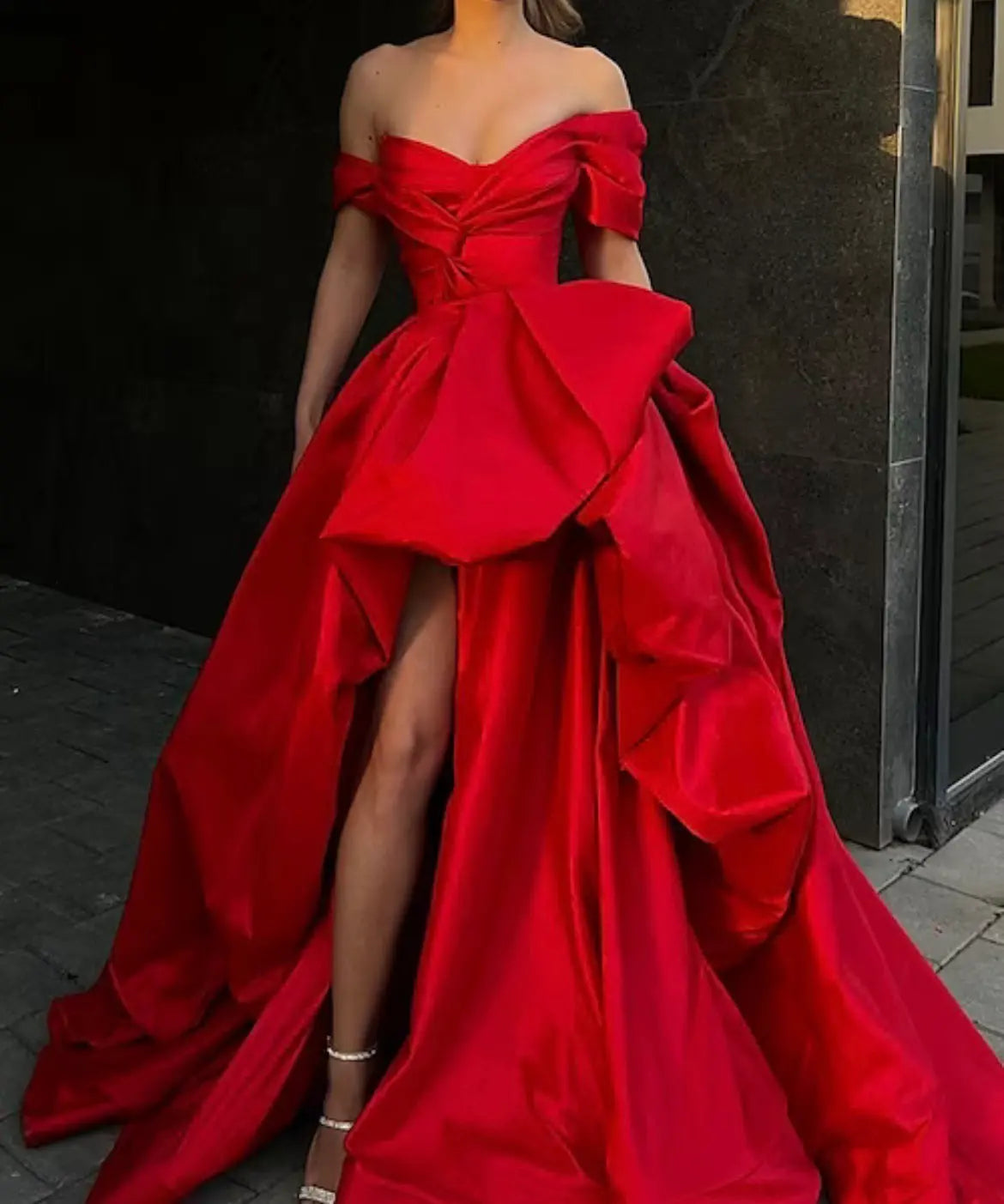 Vestido de fiesta de satén rojo con hombros descubiertos y abertura lateral
