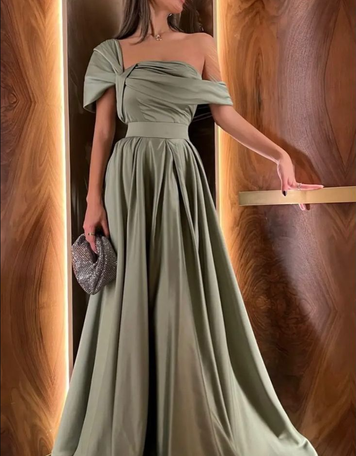 Vestido de fiesta formal de noche en color verde salvia con hombros descubiertos y corte en A fg7447