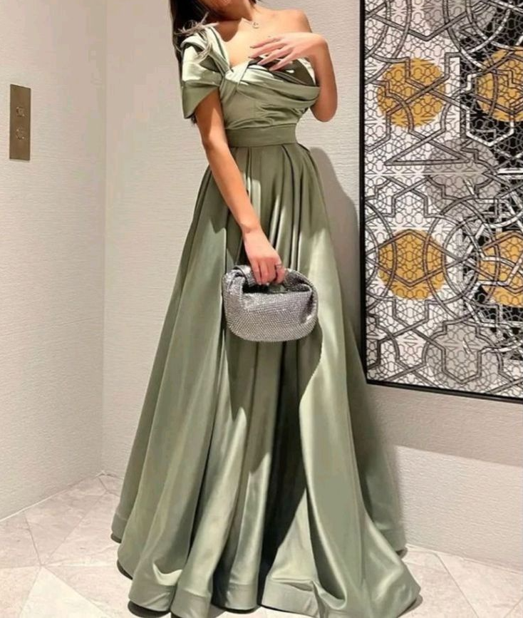 Vestido de fiesta formal de noche en color verde salvia con hombros descubiertos y corte en A fg7447