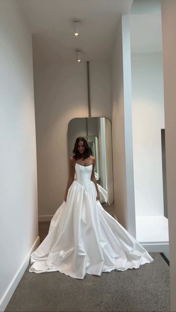 Impresionantes vestidos de novia de satén sin tirantes y con escote en V fg7290