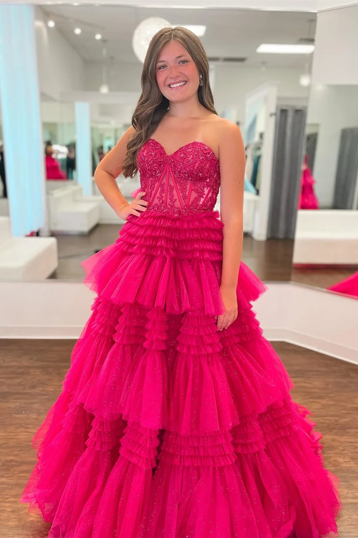 Vestido de fiesta con escote en forma de corazón en rosa intenso, vestido de noche con volantes escalonados en color fucsia