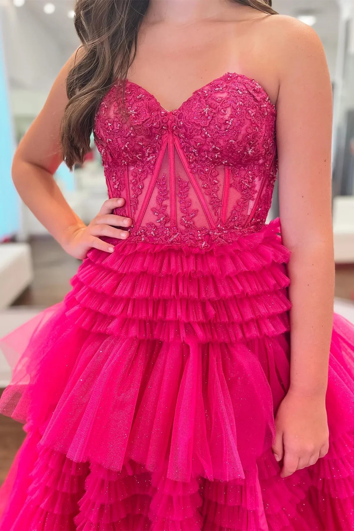 Vestido de fiesta con escote en forma de corazón en rosa intenso, vestido de noche con volantes escalonados en color fucsia