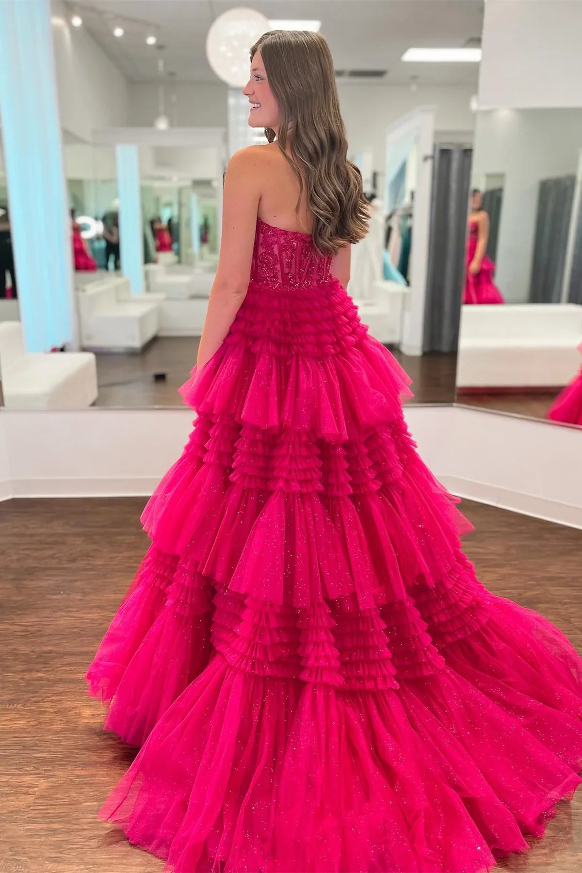 Vestido de fiesta con escote en forma de corazón en rosa intenso, vestido de noche con volantes escalonados en color fucsia