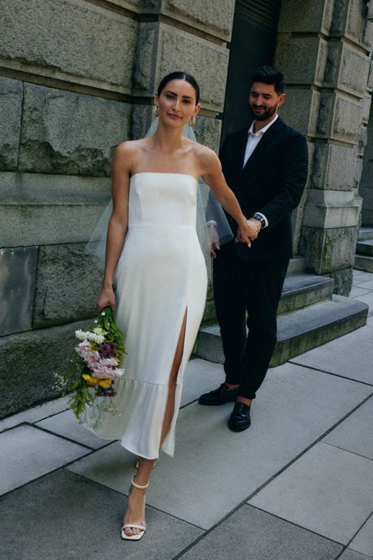 Vestido de novia sencillo sin mangas, de satén, con abertura y escote midi fg6333