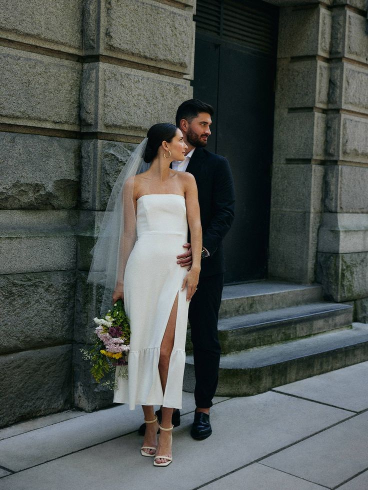 Vestido de novia sencillo sin mangas, de satén, con abertura y escote midi fg6333