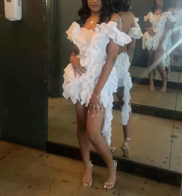 Elegante vestido de fiesta blanco con escote en V y hombros descubiertos, corto, fg6973
