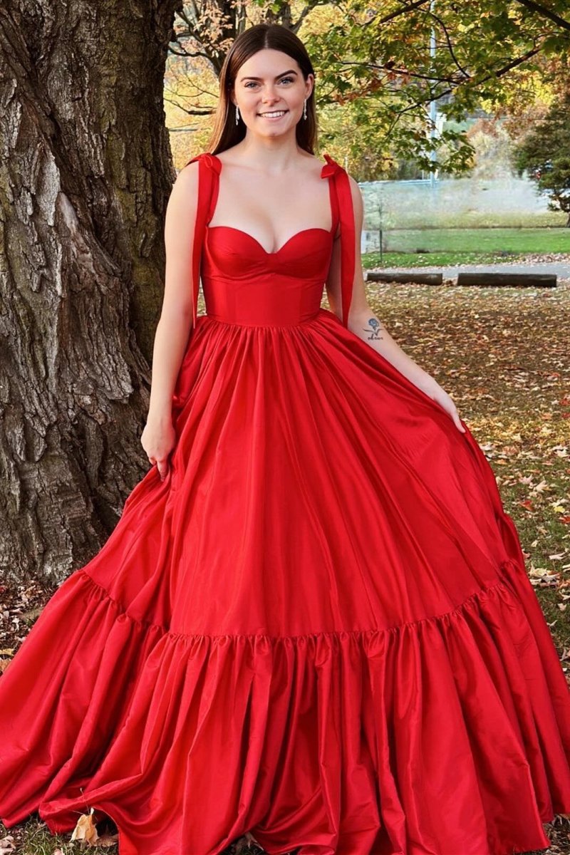 Kamilah|Vestido de fiesta largo en forma de A con escote en forma de corazón y lazo en color rojo