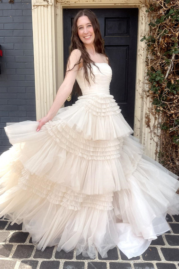 Vestido de fiesta largo de tul multicapas con abertura y corte en A sin tirantes color champán fg4602