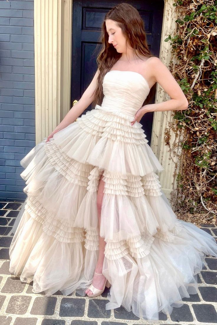 Vestido de fiesta largo de tul multicapas con abertura y corte en A sin tirantes color champán fg4602