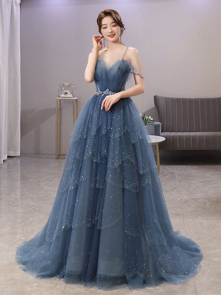 Hermoso vestido de fiesta de tul con capas y tirantes finos en color azul, vestido brillante con cuentas fg4000