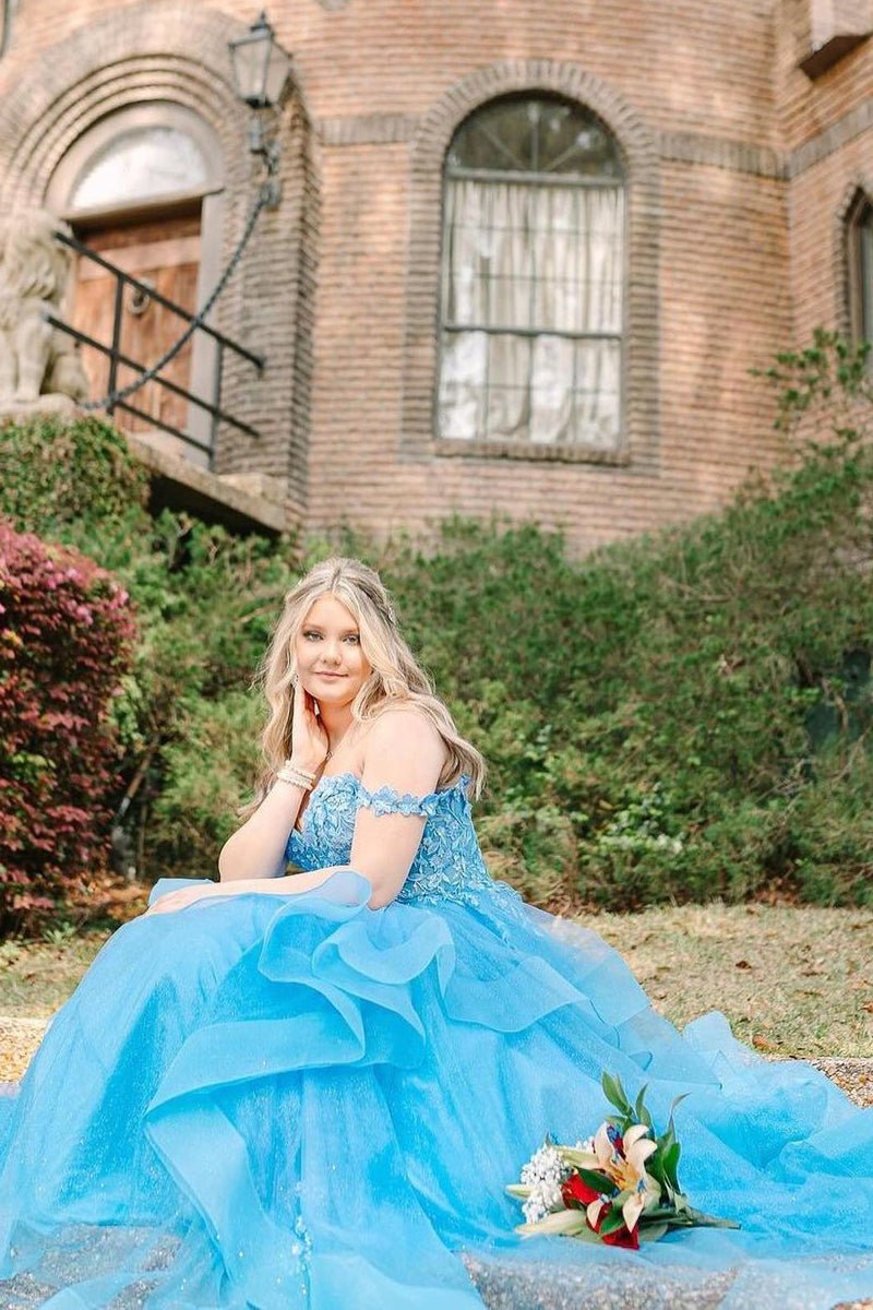 Vestidos de fiesta largos de tul con volantes y hombros descubiertos en azul con apliques