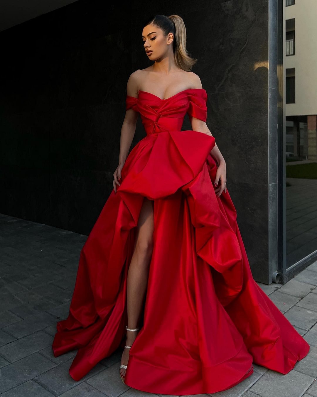 Vestido de fiesta de satén rojo con hombros descubiertos y abertura lateral