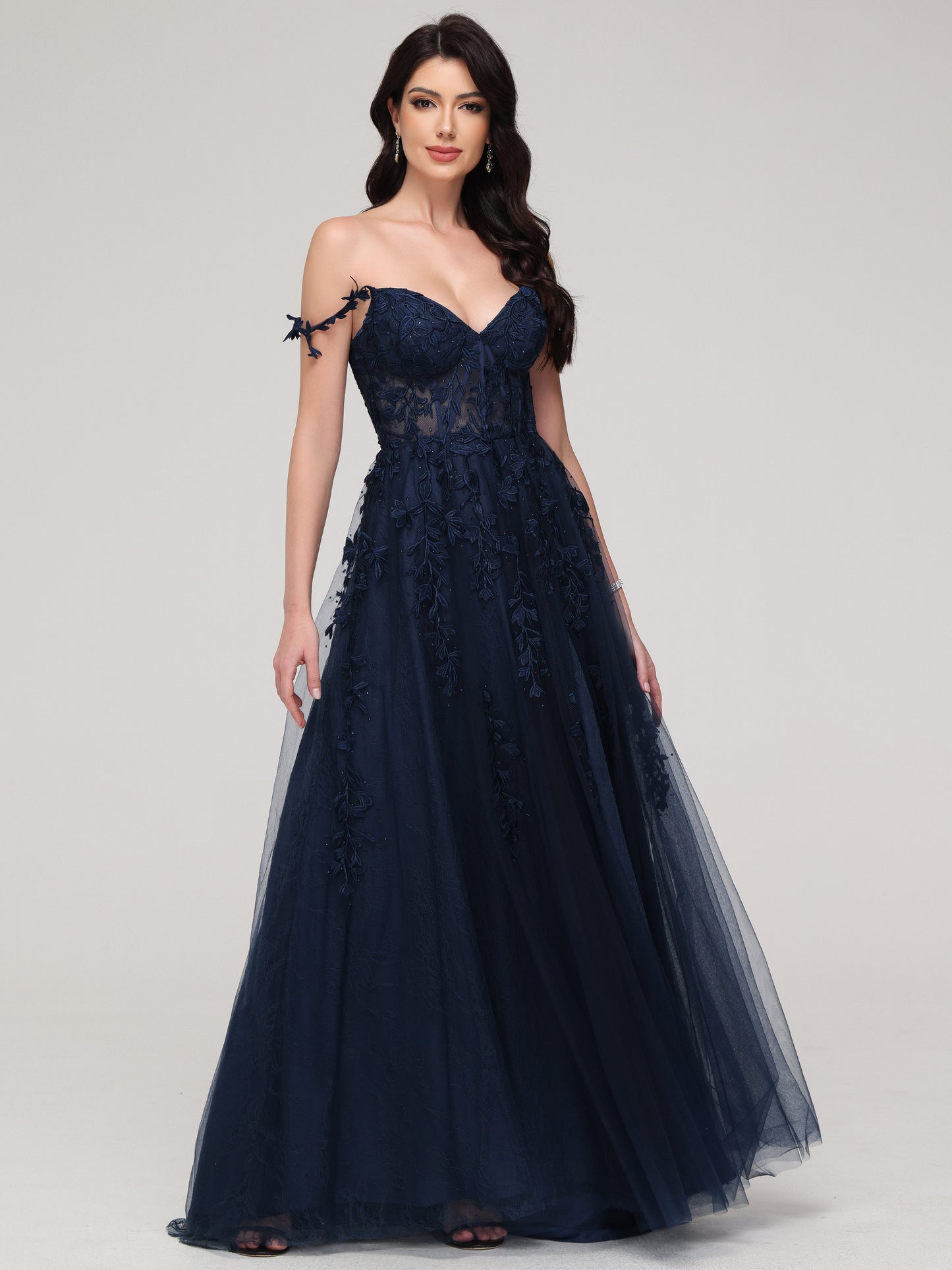 Vestido de fiesta con tirantes y apliques de encaje en azul marino oscuro con abertura