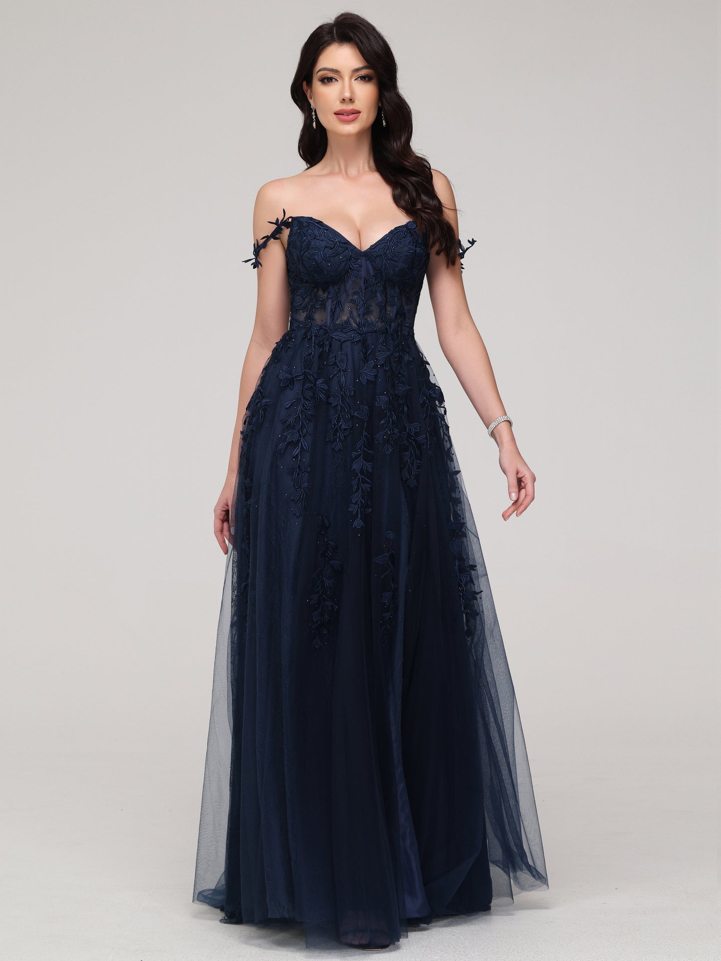 Vestido de fiesta con tirantes y apliques de encaje en azul marino oscuro con abertura