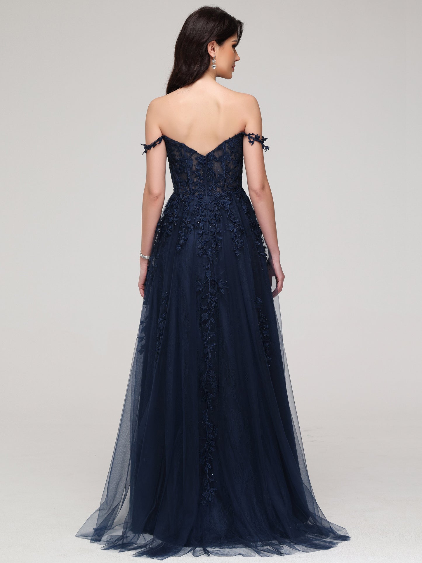 Vestido de fiesta con tirantes y apliques de encaje en azul marino oscuro con abertura