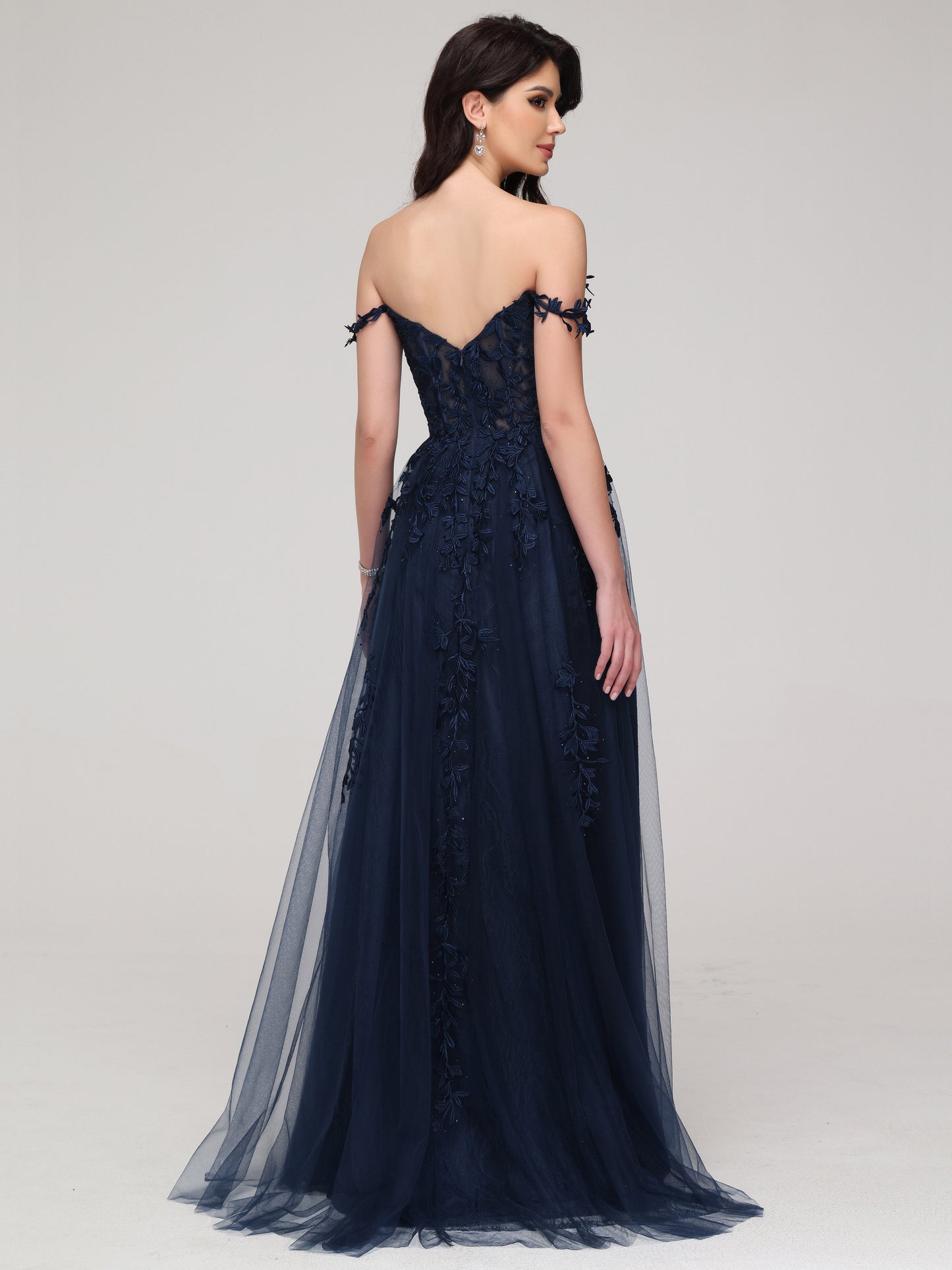 Vestido de fiesta con tirantes y apliques de encaje en azul marino oscuro con abertura