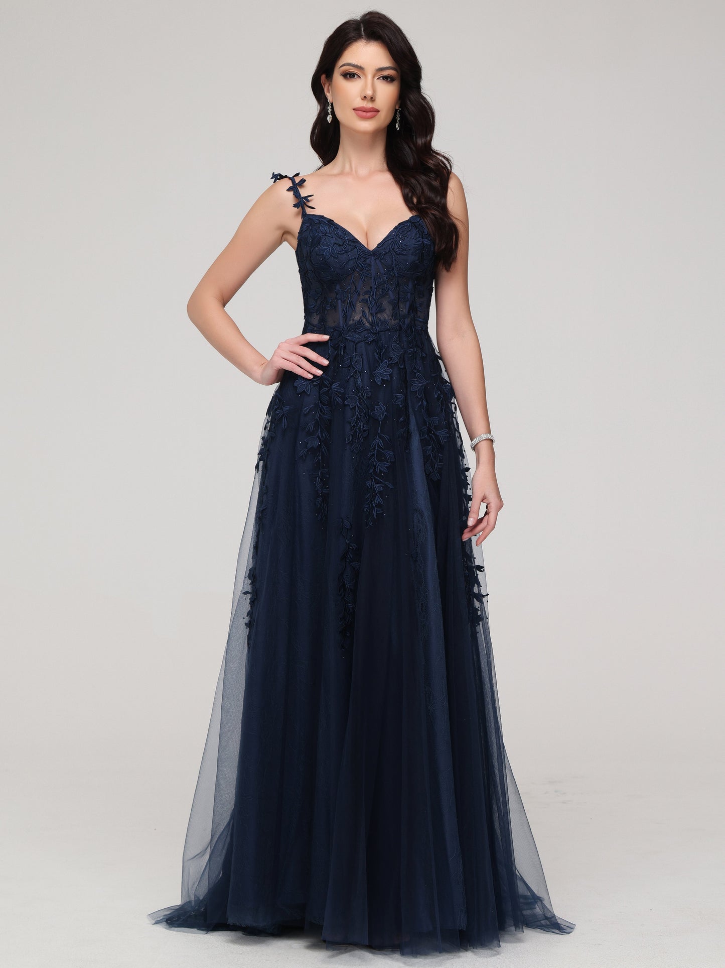 Vestido de fiesta con tirantes y apliques de encaje en azul marino oscuro con abertura