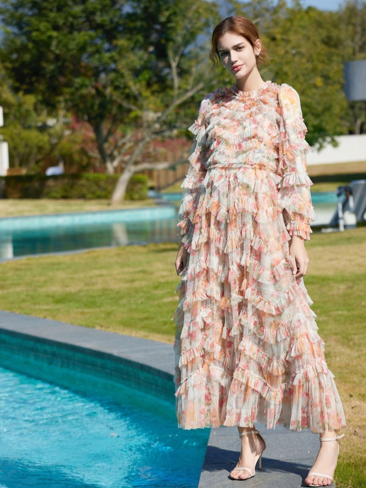 Vestidos de fiesta con capas de tul, volantes y estampado floral y mangas largas
