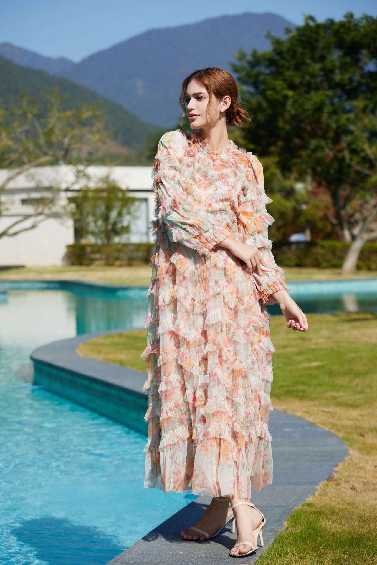 Vestidos de fiesta con capas de tul, volantes y estampado floral y mangas largas