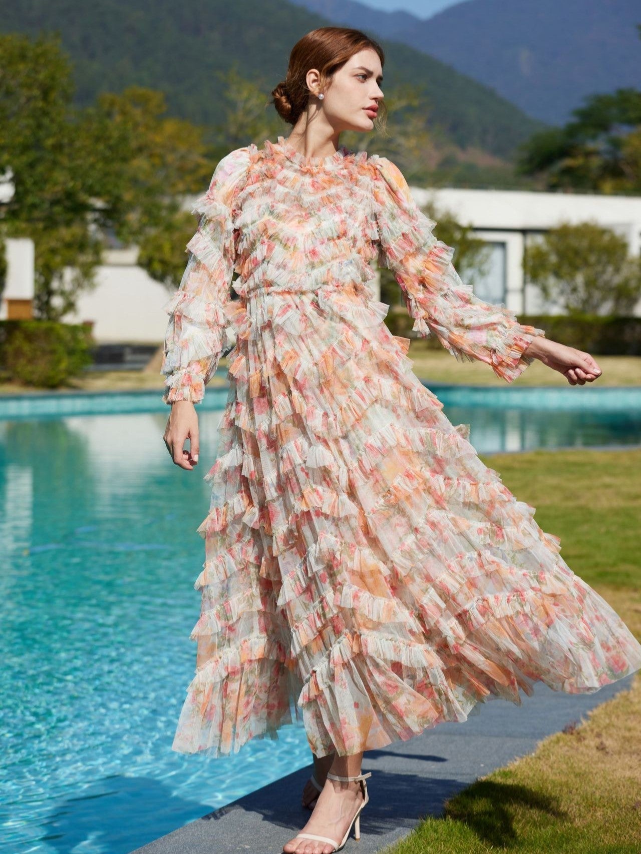 Vestidos de fiesta con capas de tul, volantes y estampado floral y mangas largas