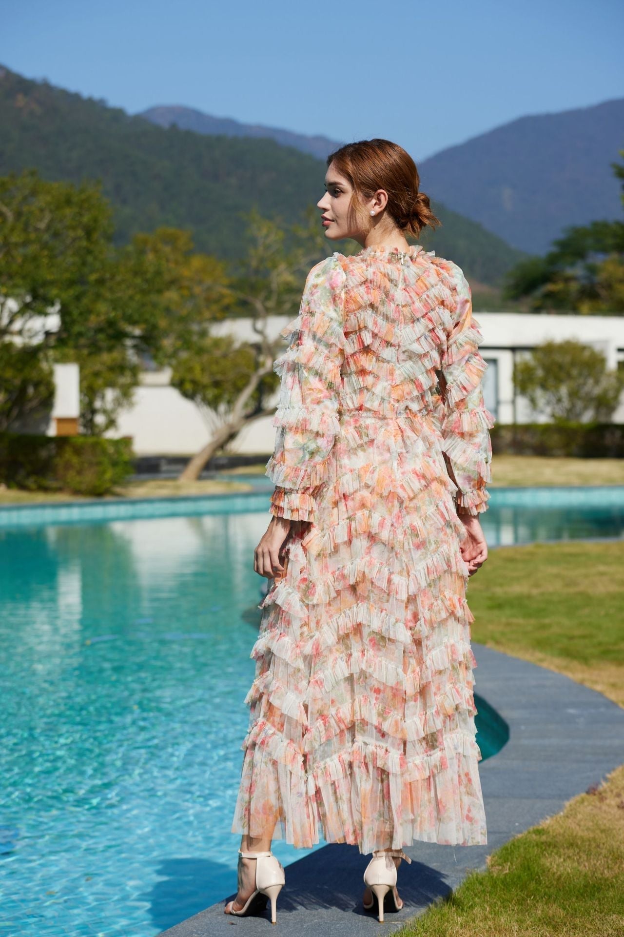 Vestidos de fiesta con capas de tul, volantes y estampado floral y mangas largas