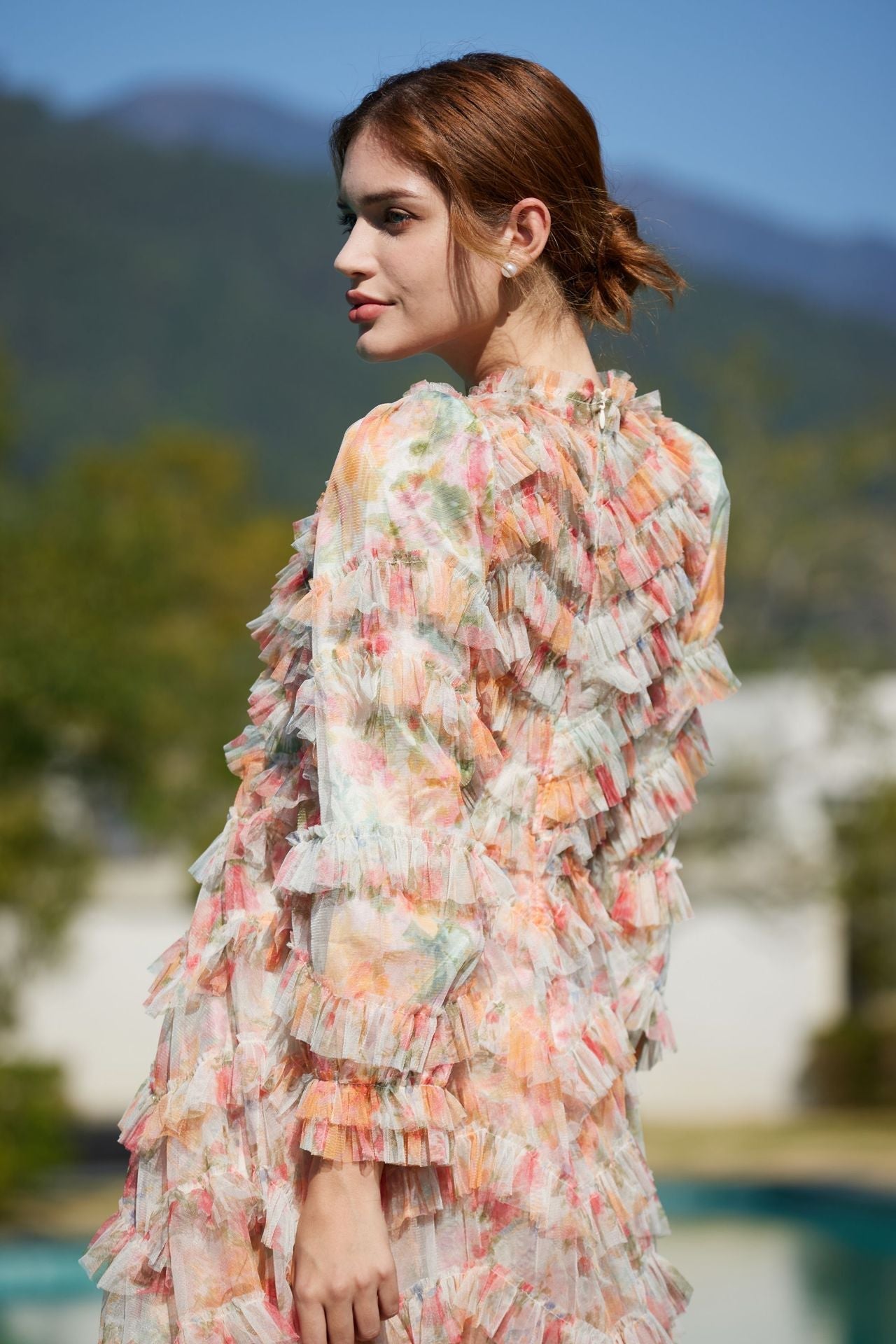 Vestidos de fiesta con capas de tul, volantes y estampado floral y mangas largas
