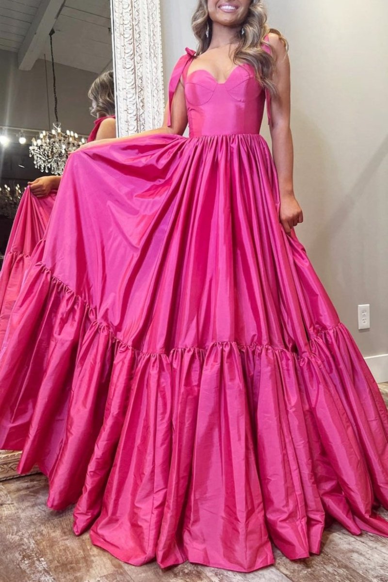 Kamilah|Vestido de fiesta largo en forma de A con escote en forma de corazón y lazo en color rojo