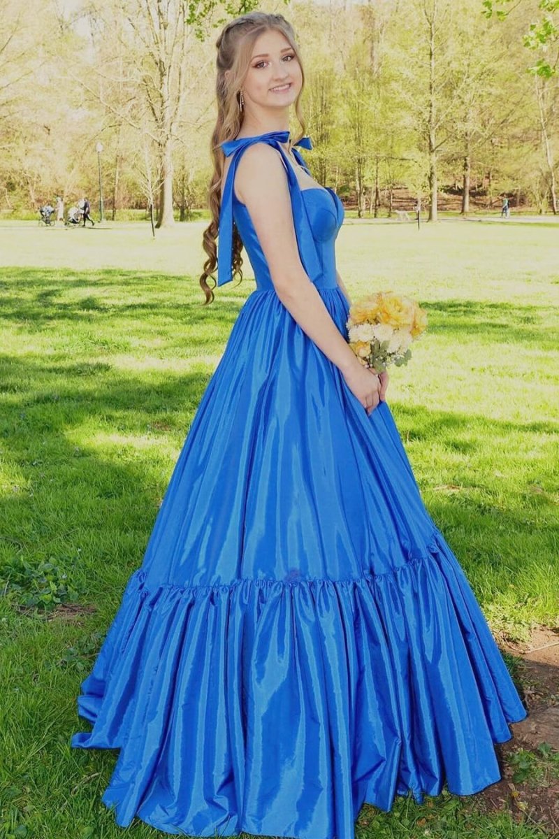 Kamilah|Vestido de fiesta largo en forma de A con escote en forma de corazón y lazo en color rojo