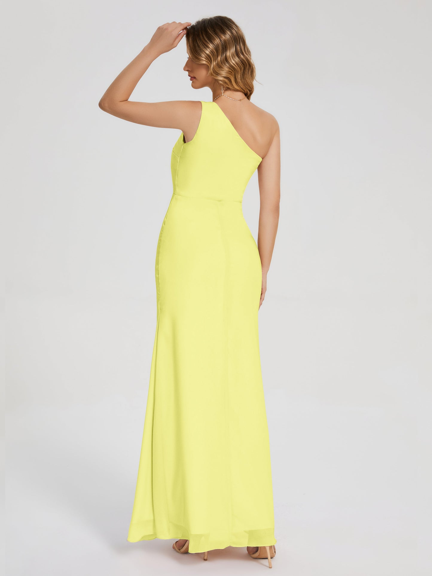 Vestido de fiesta con escote en forma de columna y un hombro con abertura