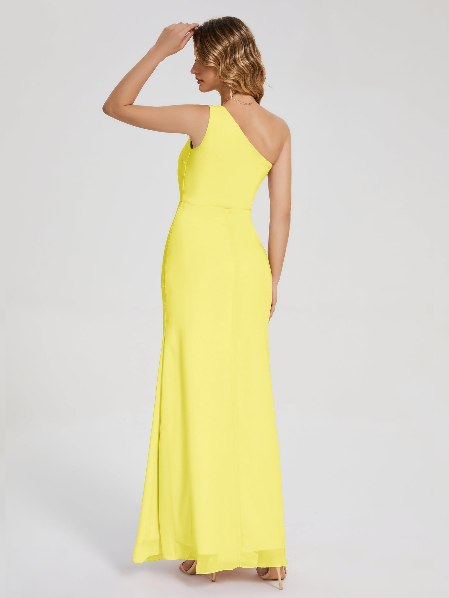 Vestido de fiesta con escote en forma de columna y un hombro con abertura