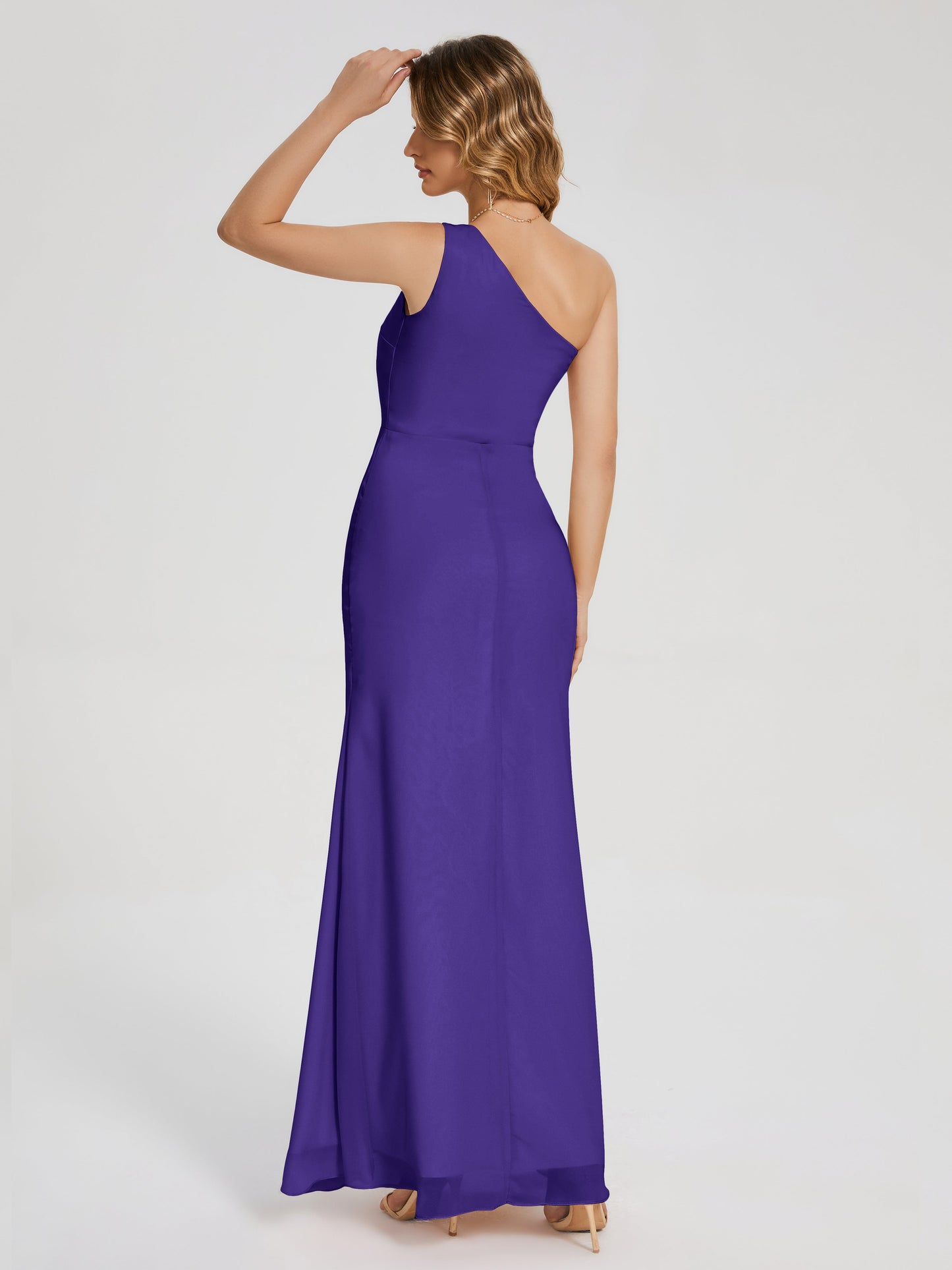 Vestido de fiesta con escote en forma de columna y un hombro con abertura