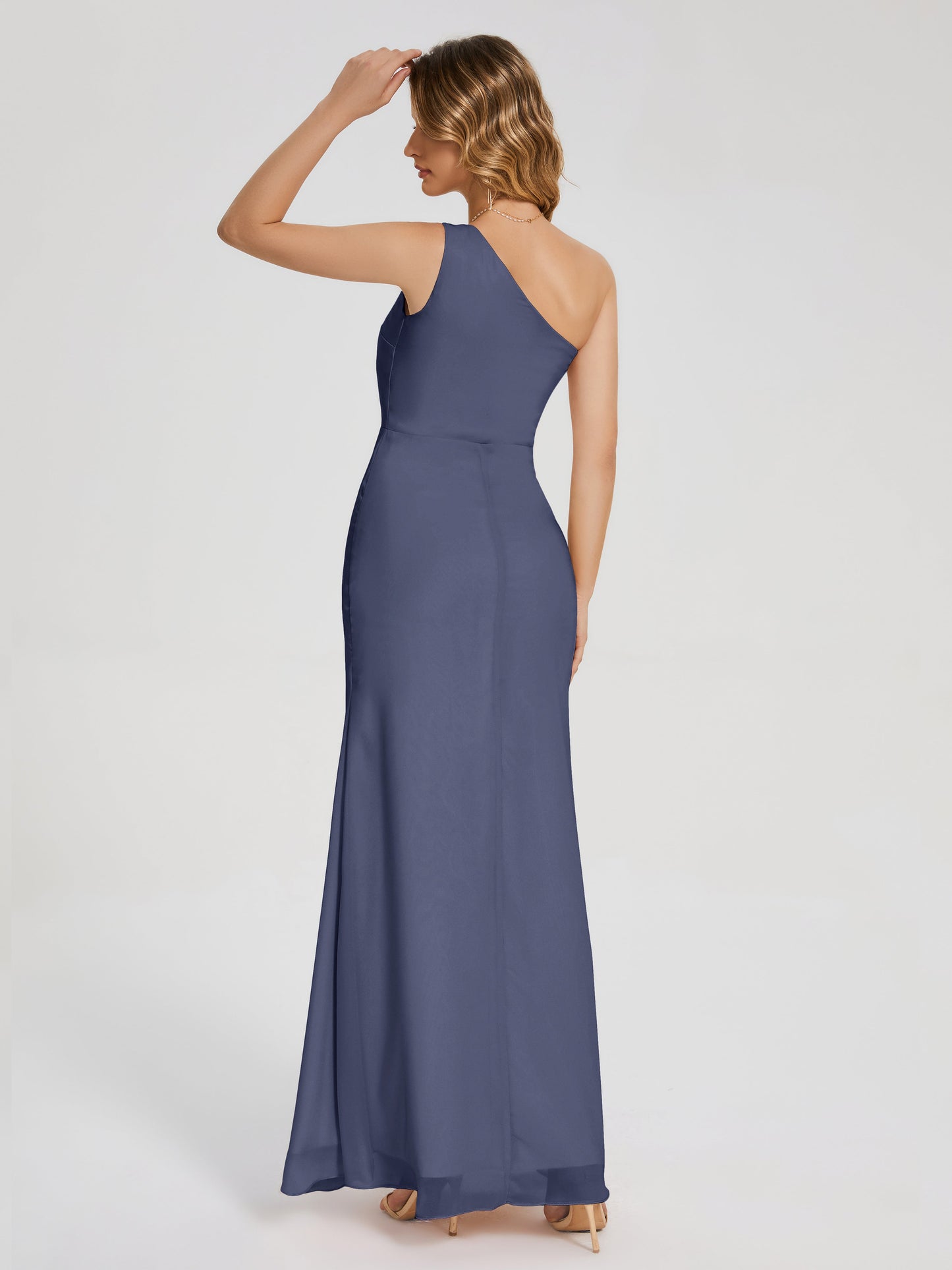 Vestido de fiesta con escote en forma de columna y un hombro con abertura