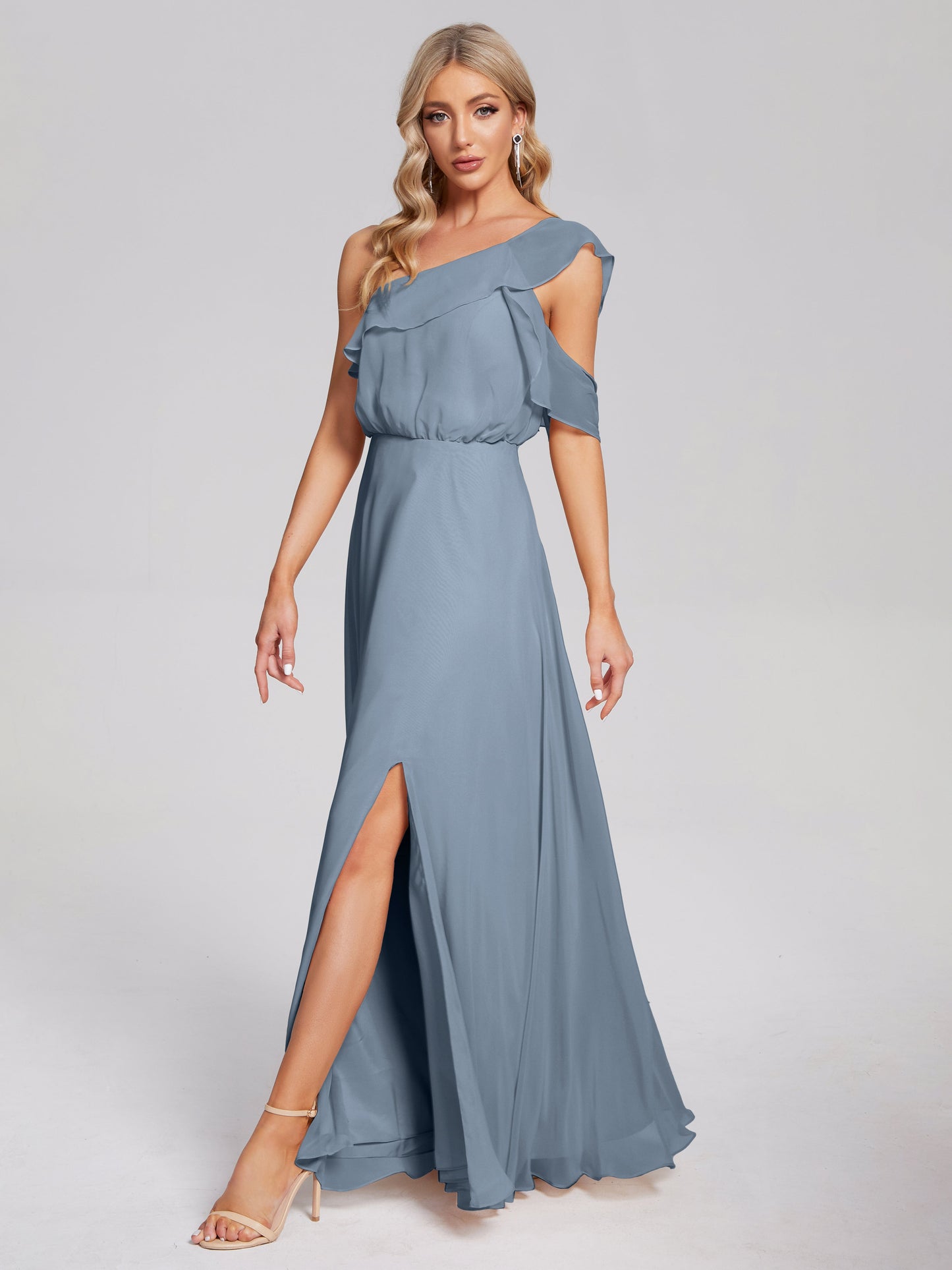 Vestido de fiesta de gasa con un hombro descubierto y volantes