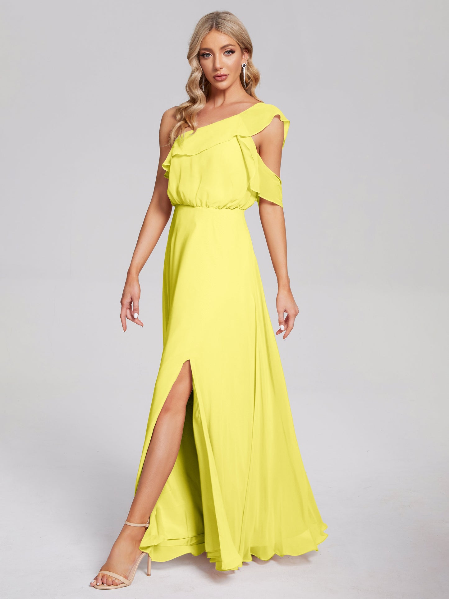 Vestido de fiesta de gasa con un hombro descubierto y volantes