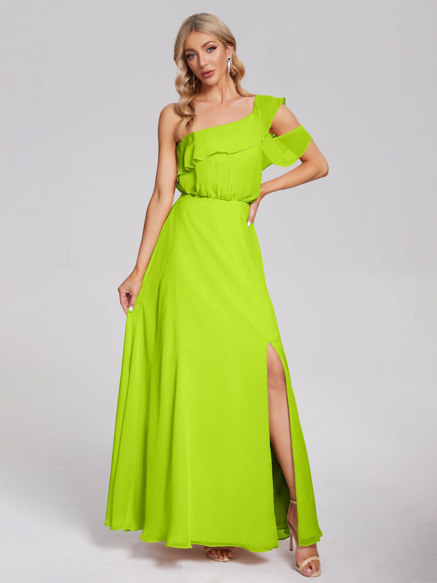 Vestido de fiesta de gasa con un hombro descubierto y volantes