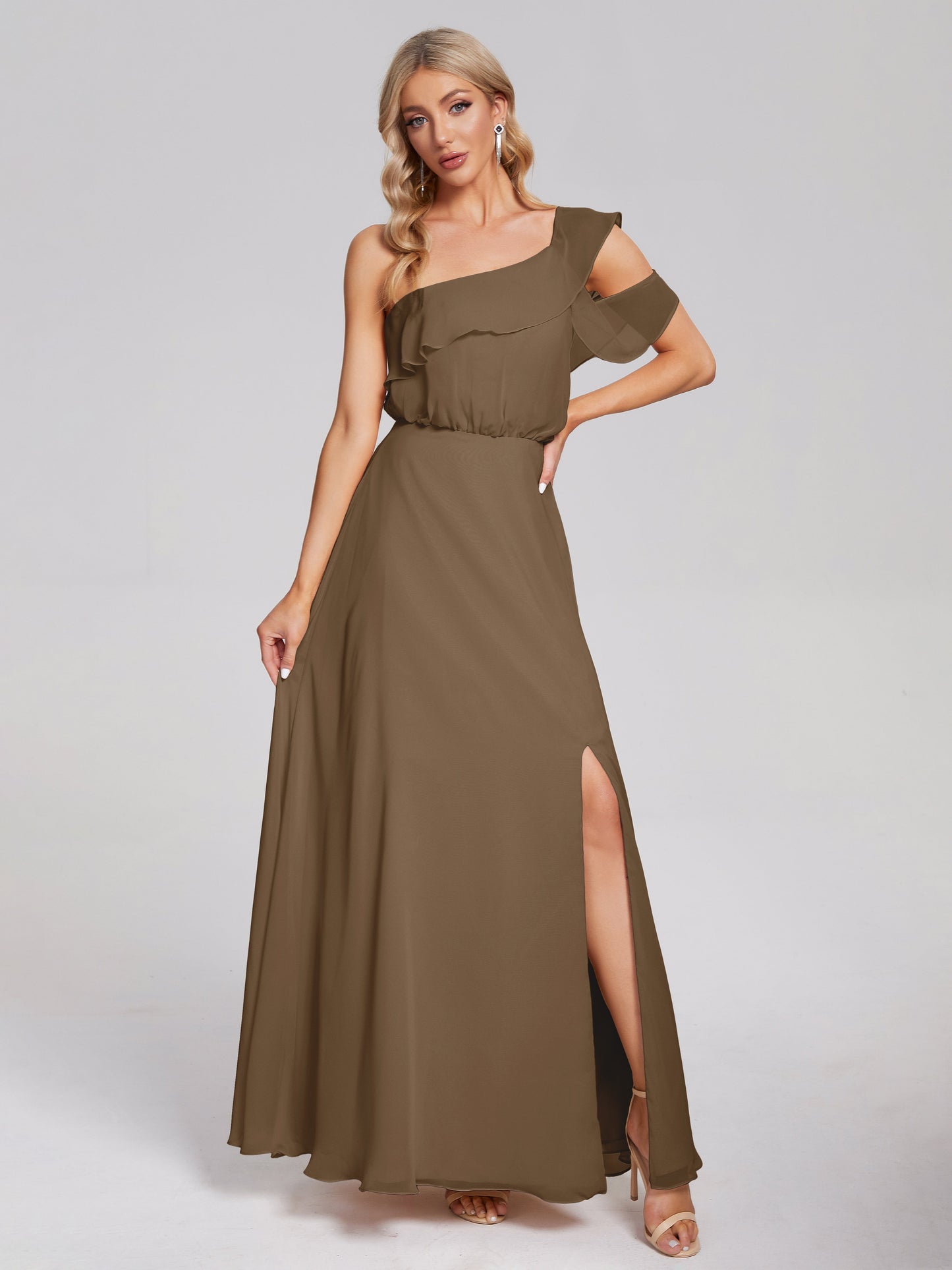 Vestido de fiesta de gasa con un hombro descubierto y volantes