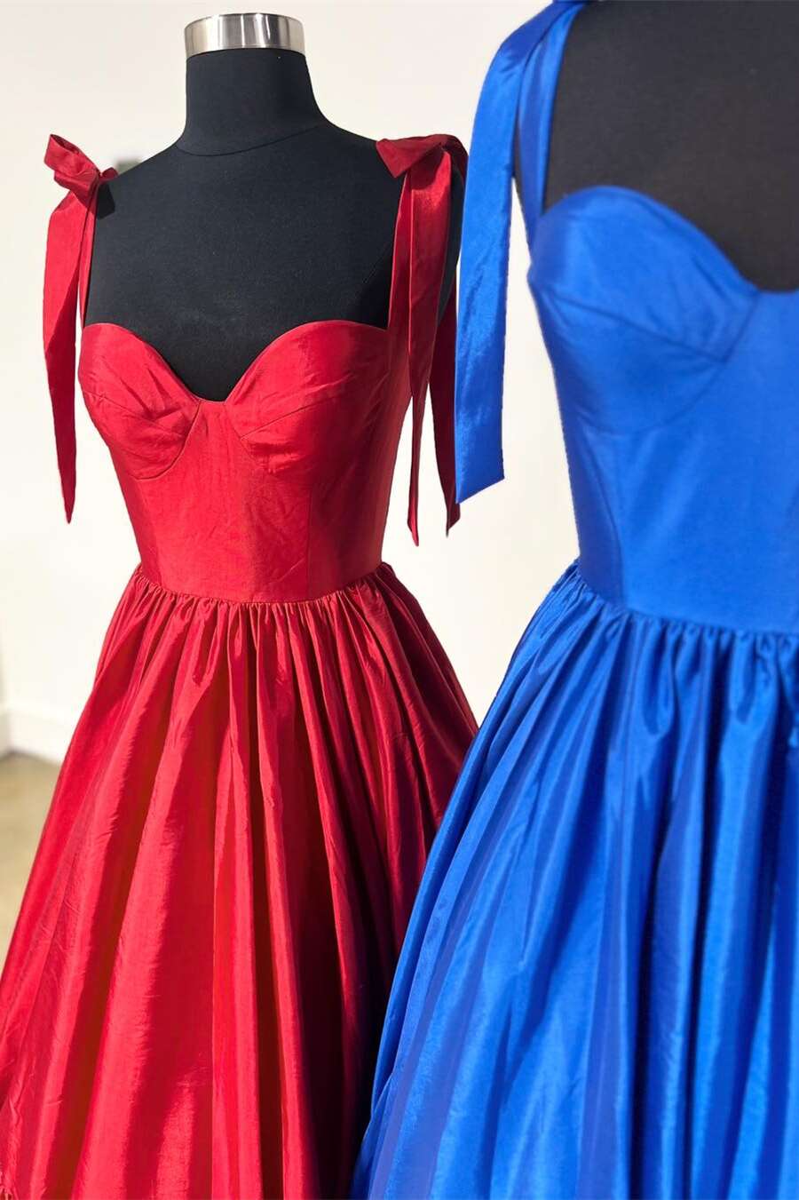 Kamilah|Vestido de fiesta largo en forma de A con escote en forma de corazón y lazo en color rojo