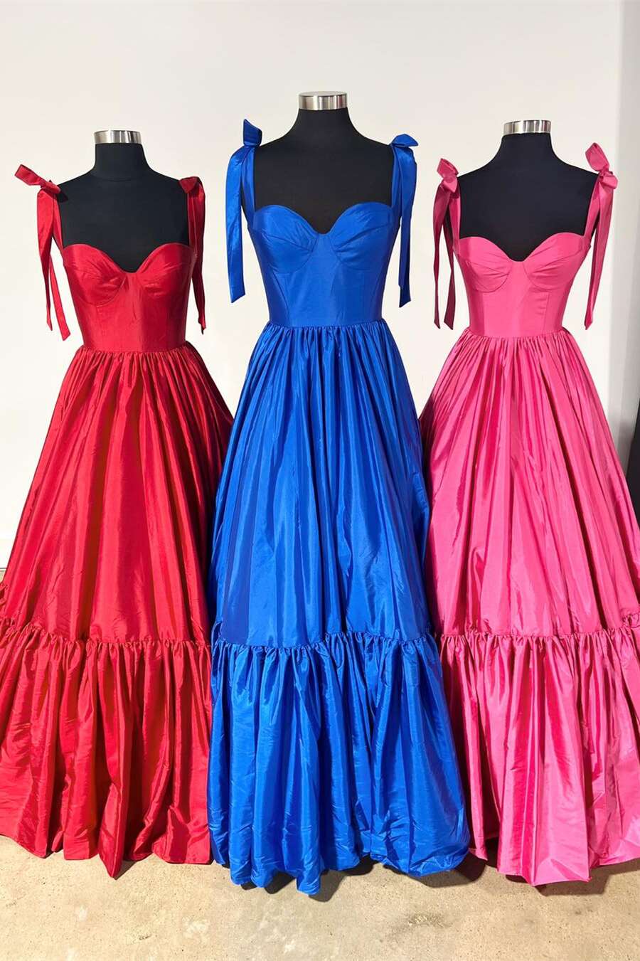 Kamilah|Vestido de fiesta largo en forma de A con escote en forma de corazón y lazo en color rojo