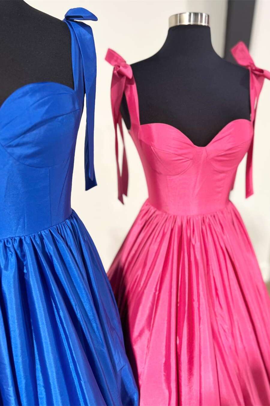 Kamilah|Vestido de fiesta largo en forma de A con escote en forma de corazón y lazo en color rojo