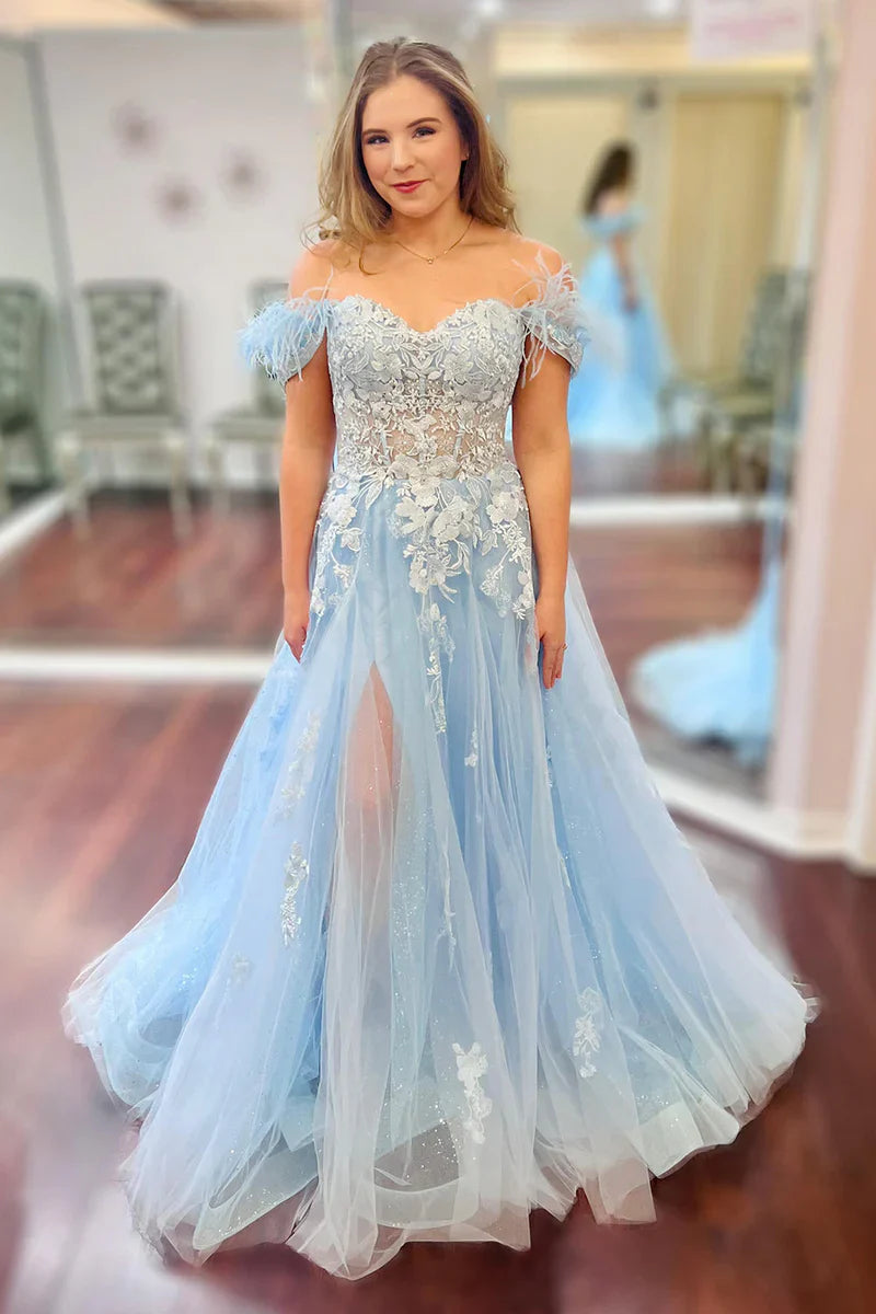 Vestido de fiesta con apliques florales de tul y plumas y hombros descubiertos