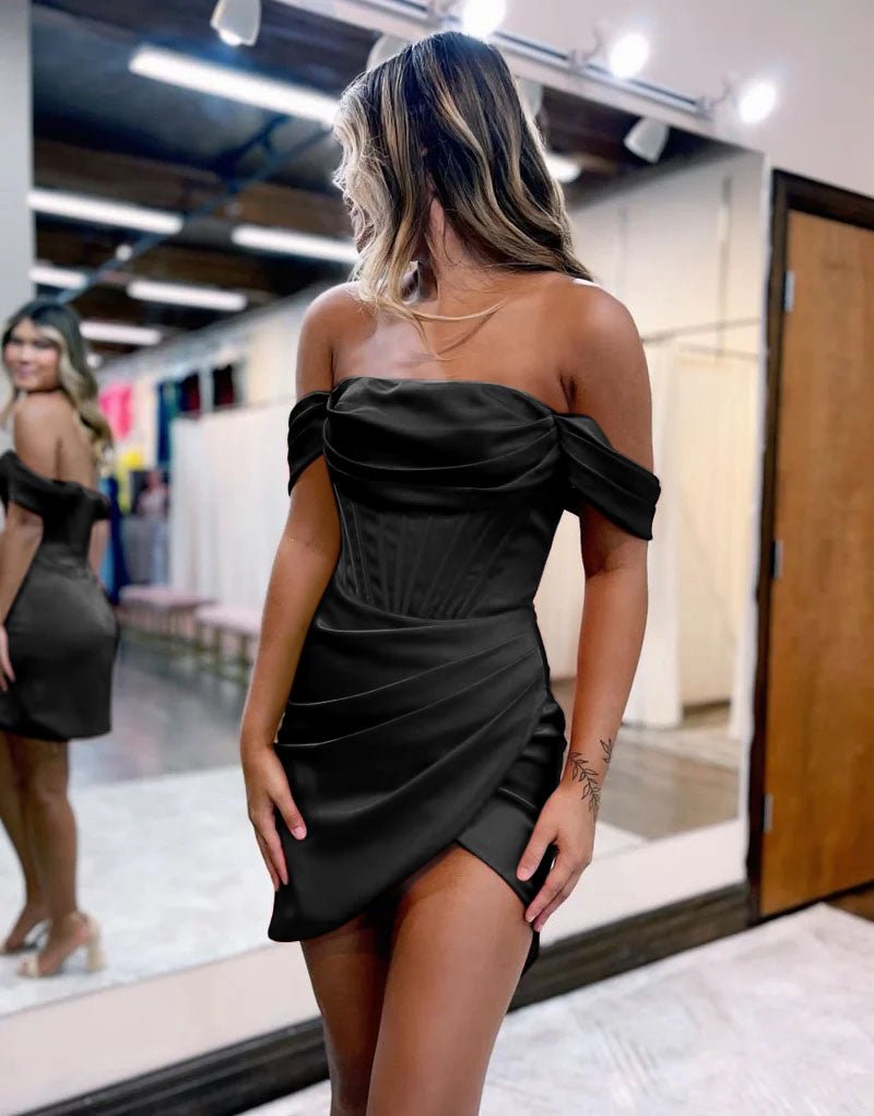 Lucy | Vestido corto de satén rojo con hombros descubiertos para la fiesta de bienvenida