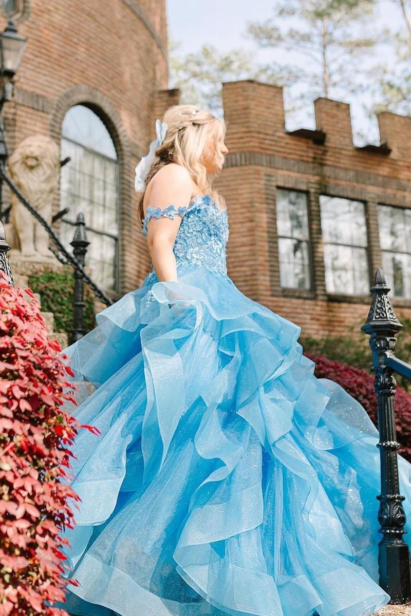 Vestidos de fiesta largos de tul con volantes y hombros descubiertos en azul con apliques